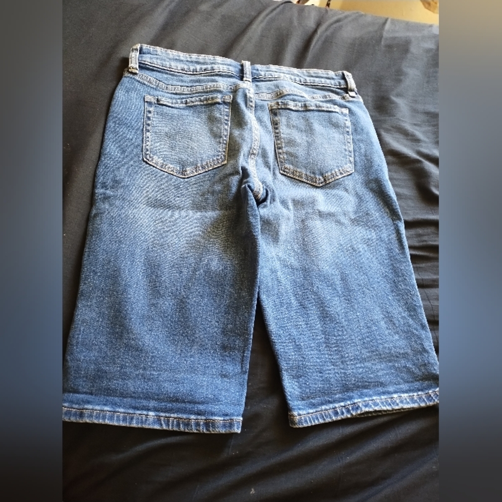 Gap Womens 9" Bermuda Shorts Size 26 US 4 5 Pocket Zip Closure Medium Wash - Picture 3 of 5